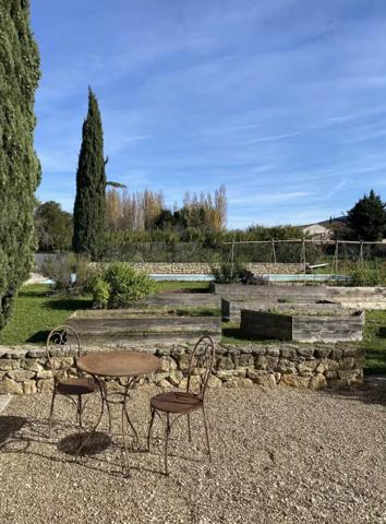 Cavaillon (84300) Robion/ Cavaillon maison ancienne de 340 m2 avec 2 Gites 12 pièces terrain 8936 m2 piscine