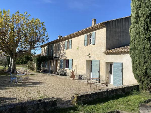 Cavaillon (84300) Robion/ Cavaillon maison ancienne de 340 m2 avec 2 Gites 12 pièces terrain 8936 m2 piscine