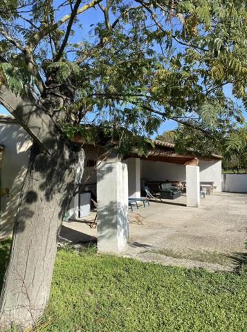 Cavaillon (84300) Robion/ Cavaillon maison ancienne de 340 m2 avec 2 Gites 12 pièces terrain 8936 m2 piscine