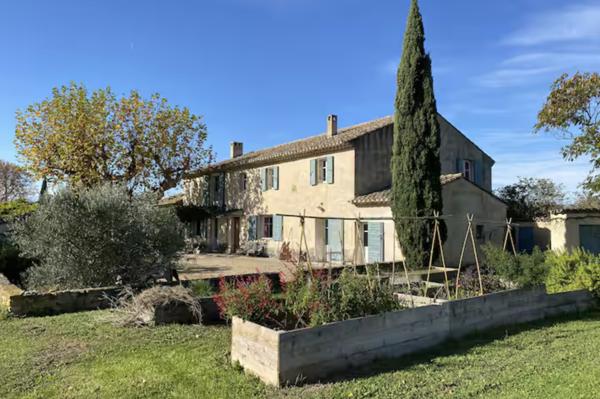Cavaillon (84300) Robion/ Cavaillon maison ancienne de 340 m2 avec 2 Gites 12 pièces terrain 8936 m2 piscine