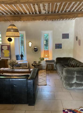 Cavaillon (84300) Robion/ Cavaillon maison ancienne de 340 m2 avec 2 Gites 12 pièces terrain 8936 m2 piscine
