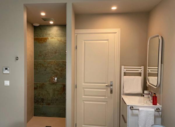 Rare Opportunité d’Affaires : Resort Gay Haut de Gamme – Murs et Fonds de Commerce à Vendre