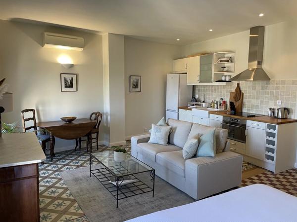 Rare Opportunité d’Affaires : Resort Gay Haut de Gamme – Murs et Fonds de Commerce à Vendre