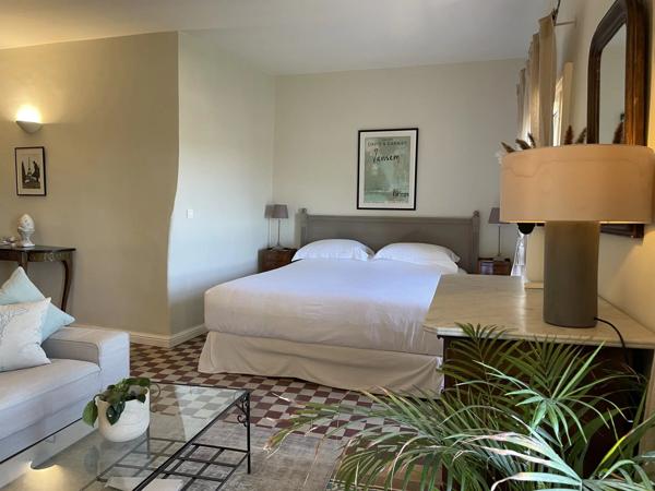 Rare Opportunité d’Affaires : Resort Gay Haut de Gamme – Murs et Fonds de Commerce à Vendre