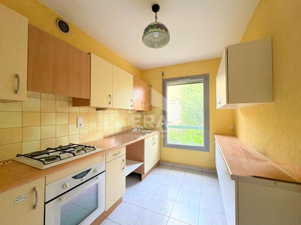 À VENDRE  84120 PERTUIS APPARTEMENT 3 PIÈCES AVEC LOGGIA, CAVE ET PLACE DE STATIONNEMENT