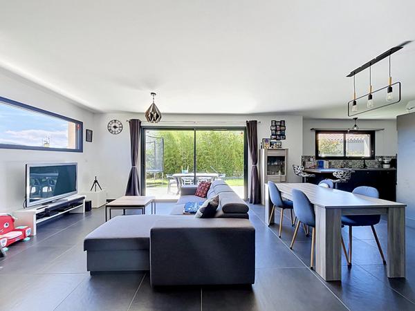 VILLA CONSTRUITE EN 2019 SUR 703 M² DE TERRAIN
