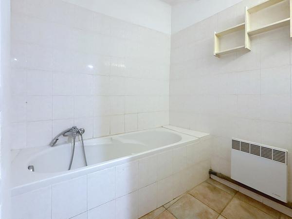 Appartement T3 en duplex situé au centre ville de Pertuis .