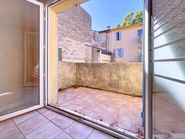 Appartement T3 en duplex situé au centre ville de Pertuis .