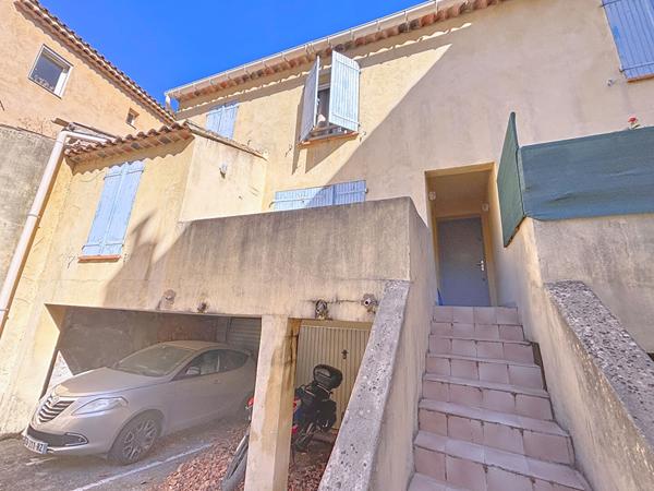 Appartement T3 en duplex situé au centre ville de Pertuis .