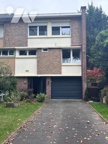 Charmante maison de ville très fonctionnelle  dite belle étage plein sud
4 chbres et garage 
jardin