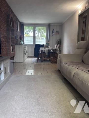 Charmante maison de ville très fonctionnelle  dite belle étage plein sud
4 chbres et garage 
jardin