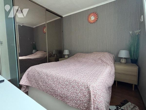 Charmante maison de ville très fonctionnelle  dite belle étage plein sud
4 chbres et garage 
jardin