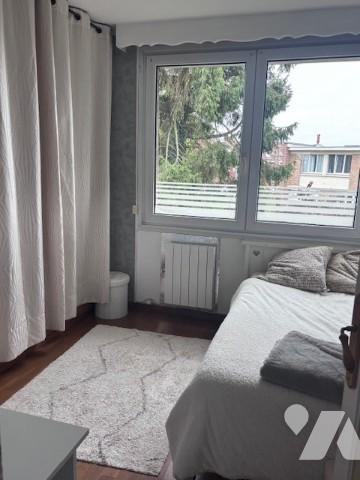 Charmante maison de ville très fonctionnelle  dite belle étage plein sud
4 chbres et garage 
jardin