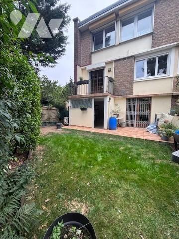 Charmante maison de ville très fonctionnelle  dite belle étage plein sud
4 chbres et garage 
jardin