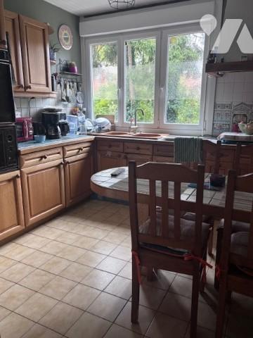 Charmante maison de ville très fonctionnelle  dite belle étage plein sud
4 chbres et garage 
jardin