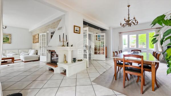 Maison de 6 pièces avec grand jardin et garage.