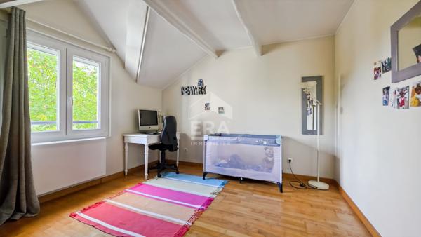 Maison de 6 pièces avec grand jardin et garage.