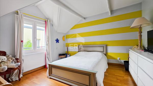 Maison de 6 pièces avec grand jardin et garage.