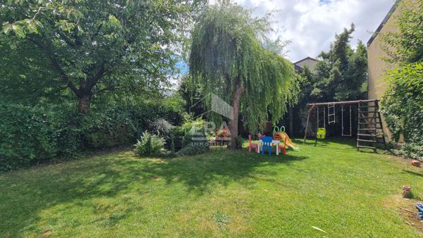 Maison de 6 pièces avec grand jardin et garage.