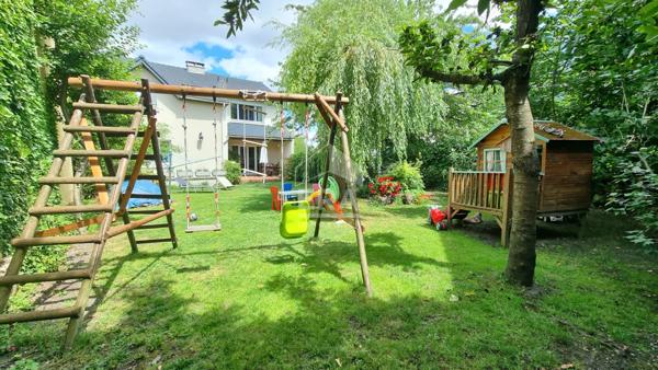 Maison de 6 pièces avec grand jardin et garage.