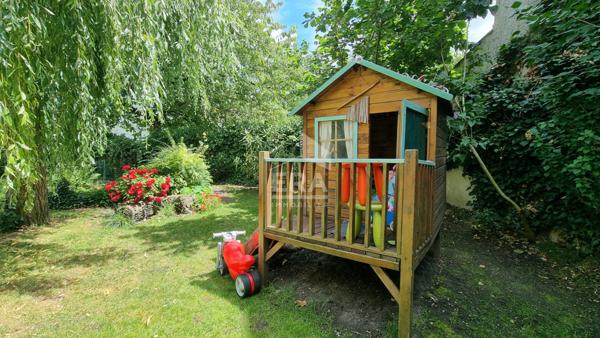 Maison de 6 pièces avec grand jardin et garage.