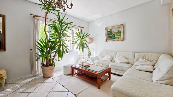 Maison de 6 pièces avec grand jardin et garage.