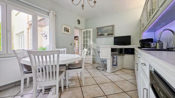 Maison de 6 pièces avec grand jardin et garage.