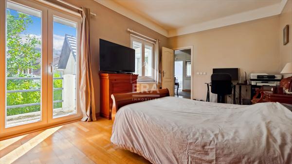 Maison de 6 pièces avec grand jardin et garage.