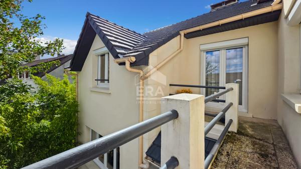 Maison de 6 pièces avec grand jardin et garage.