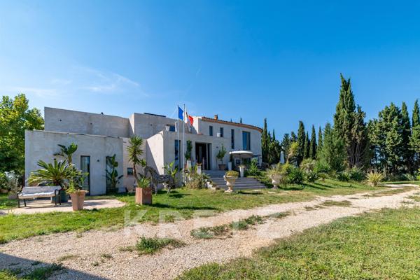 Propriété d’exception — Domaine contemporain en campagne d’Arles, aux portes des Alpilles