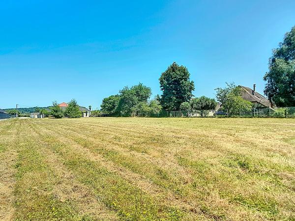 A vendre à ASSAT en limite de MEILLON Terrain constructible viabilisé de 2369 m² au calme et en fond d'impasse