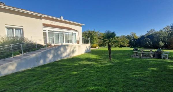 Grande maison à vendre 5 pièces FOUQUEBRUNE (16) + dépendances sur terrain d'env 6800 m2