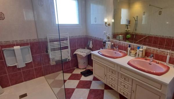 Grande maison à vendre 5 pièces FOUQUEBRUNE (16) + dépendances sur terrain d'env 6800 m2