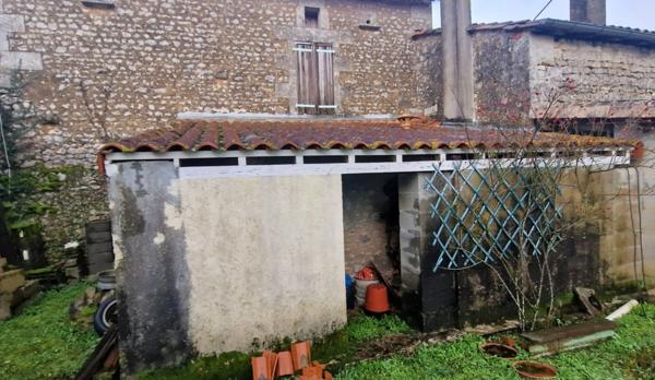 Grande maison à vendre 5 pièces FOUQUEBRUNE (16) + dépendances sur terrain d'env 6800 m2