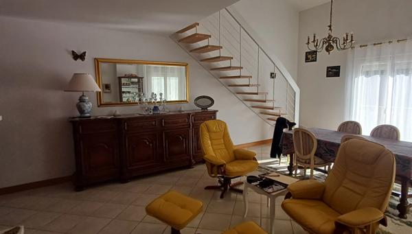 Grande maison à vendre 5 pièces FOUQUEBRUNE (16) + dépendances sur terrain d'env 6800 m2