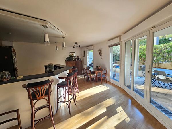 NANTERRE limite PUTEAUX: 5 pièces de 123m² avec cave parking terrasse et jardin