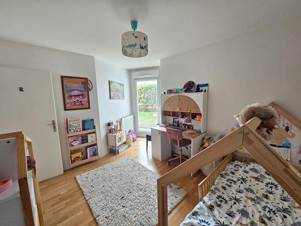 NANTERRE limite PUTEAUX: 5 pièces de 123m² avec cave parking terrasse et jardin