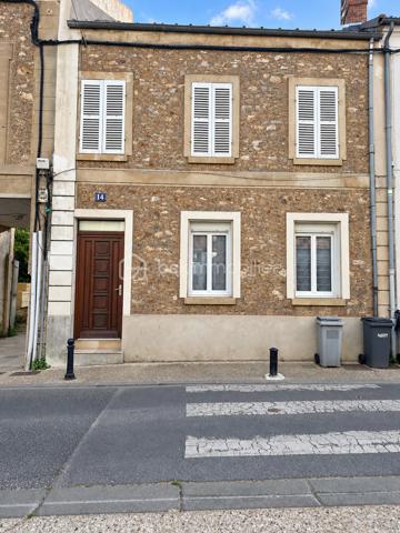 À proximité des commerces et services de la Grande Rue, cette maison de ville de 65 m² environ allie façade en pierre et poutres apparentes.

Au rez-de-chaussée, une grande pièce de vie avec cuisine ouverte offre un espace convivial.

Le premier étage accueille une chambre très lumineuse avec rangements, ainsi qu’une salle de bains avec douche.

Sous les combles, une seconde chambre avec placard révèle le cachet de la charpente apparente.

La maison ne dispose pas de place de parking privative. Plusieurs possibilités de stationnement se trouvent à proximité.

Appelez moi pour organiser une visite.