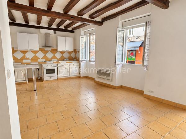 À proximité des commerces et services de la Grande Rue, cette maison de ville de 65 m² environ allie façade en pierre et poutres apparentes.

Au rez-de-chaussée, une grande pièce de vie avec cuisine ouverte offre un espace convivial.

Le premier étage accueille une chambre très lumineuse avec rangements, ainsi qu’une salle de bains avec douche.

Sous les combles, une seconde chambre avec placard révèle le cachet de la charpente apparente.

La maison ne dispose pas de place de parking privative. Plusieurs possibilités de stationnement se trouvent à proximité.

Appelez moi pour organiser une visite.
