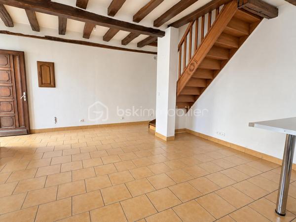 À proximité des commerces et services de la Grande Rue, cette maison de ville de 65 m² environ allie façade en pierre et poutres apparentes.

Au rez-de-chaussée, une grande pièce de vie avec cuisine ouverte offre un espace convivial.

Le premier étage accueille une chambre très lumineuse avec rangements, ainsi qu’une salle de bains avec douche.

Sous les combles, une seconde chambre avec placard révèle le cachet de la charpente apparente.

La maison ne dispose pas de place de parking privative. Plusieurs possibilités de stationnement se trouvent à proximité.

Appelez moi pour organiser une visite.