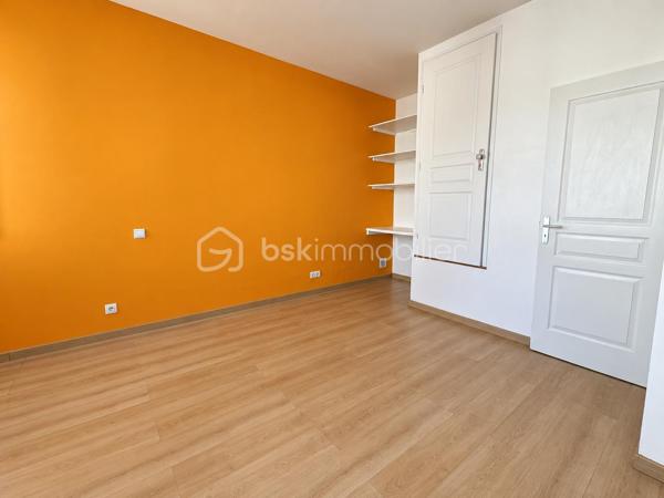 À proximité des commerces et services de la Grande Rue, cette maison de ville de 65 m² environ allie façade en pierre et poutres apparentes.

Au rez-de-chaussée, une grande pièce de vie avec cuisine ouverte offre un espace convivial.

Le premier étage accueille une chambre très lumineuse avec rangements, ainsi qu’une salle de bains avec douche.

Sous les combles, une seconde chambre avec placard révèle le cachet de la charpente apparente.

La maison ne dispose pas de place de parking privative. Plusieurs possibilités de stationnement se trouvent à proximité.

Appelez moi pour organiser une visite.