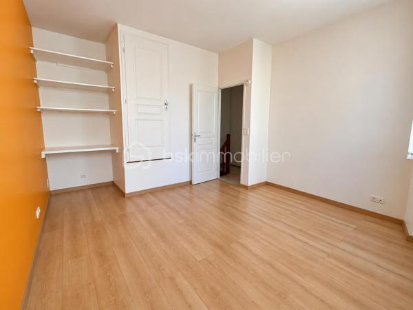 À proximité des commerces et services de la Grande Rue, cette maison de ville de 65 m² environ allie façade en pierre et poutres apparentes.

Au rez-de-chaussée, une grande pièce de vie avec cuisine ouverte offre un espace convivial.

Le premier étage accueille une chambre très lumineuse avec rangements, ainsi qu’une salle de bains avec douche.

Sous les combles, une seconde chambre avec placard révèle le cachet de la charpente apparente.

La maison ne dispose pas de place de parking privative. Plusieurs possibilités de stationnement se trouvent à proximité.

Appelez moi pour organiser une visite.