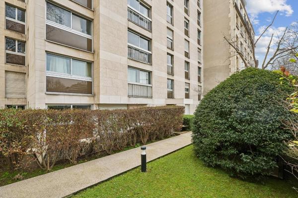 Appartement
         2 pièces
        - 48 m² 435 000 € *