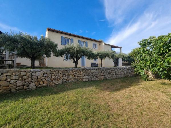 Villa provençale, dans un quartier résidentiel.