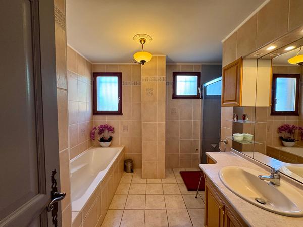 Maison familiale de 173 m² avec appartement indépendant de 32m2, grand sous-sol et sauna