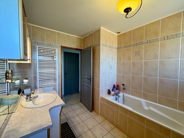 Maison familiale de 173 m² avec appartement indépendant de 32m2, grand sous-sol et sauna