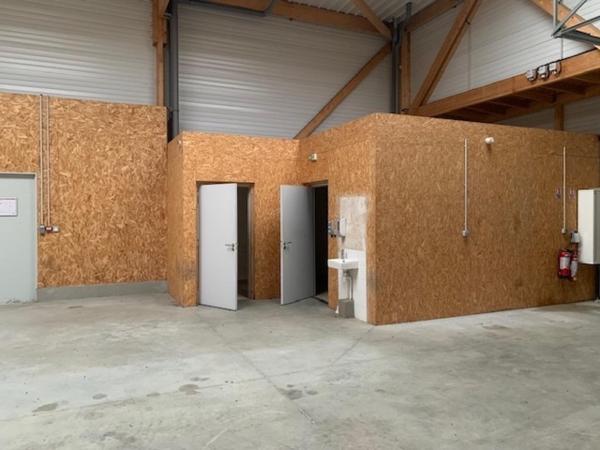 HANGAR ATELIER 191 m2 4 PARKINGS SECURISE