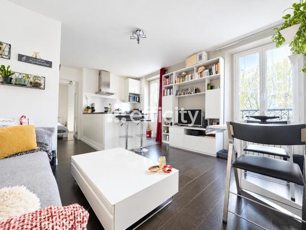Appartement
         2 pièces
        - 35 m² 299 000 € *