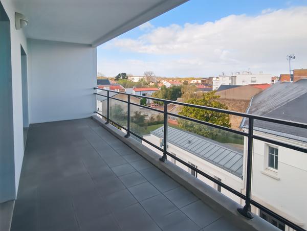 Grand T2 de 70 m² avec terrasse, pièce de vie de 43 m² et parking sécurisé ? Hyper centre de Challans