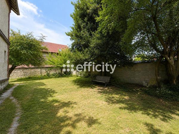 Maison
         8 pièces
        - 135 m² 349 500 € *